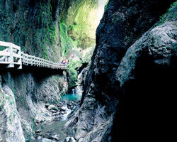 重庆龙水峡地缝
