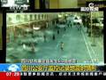 实拍救援车连夜开赴康定震中道路布满滚石