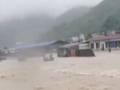 贵州强降雨引发洪水32人被困驾校