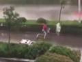 贵州平塘突降暴雨引洪水老人被困深山