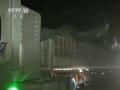 雪天货车坠崖 消防群众协力营救