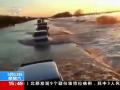 重庆遭遇短时强对流天气 断木砸中车辆