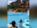 水上滑梯新玩法 小伙上演“水上漂”