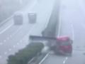 江苏扬州雨天路滑 五车相撞