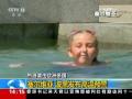 江苏南京遭遇强降雨 行人“趟水过河”