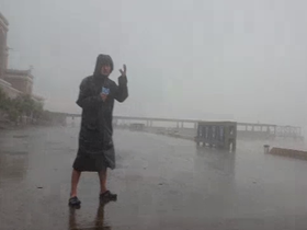 阳江市海陵岛大角湾景区海岸掀起白头浪