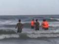 一家四口海边游玩大浪卷走小孩